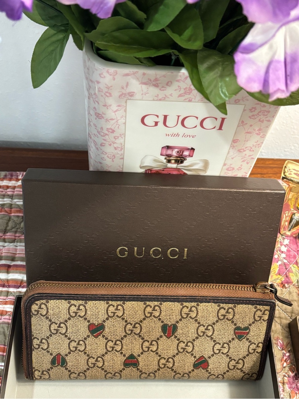 Gucci Beige GG Canvas Zip Wallet with Green and Red Heart Motifs. - Picture 11 of 14